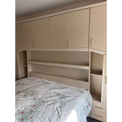 Elektrisch bed met ombouw. 