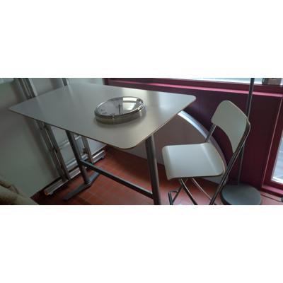 IKEA Statafel + Klapkrukken + stalen vuilnisbak