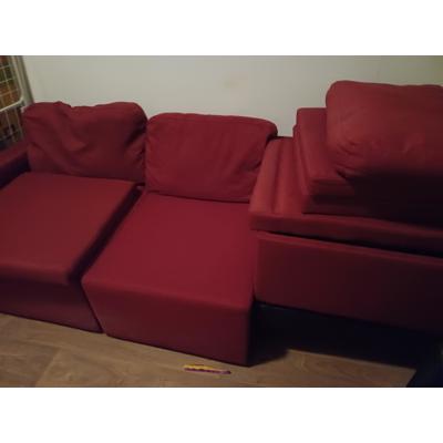 Zit slaapbank. Staat in de weg. 