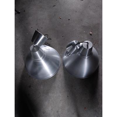 Twee industriële hanglampen