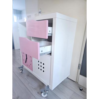 Stevige Ikea meidenkast op wielen 