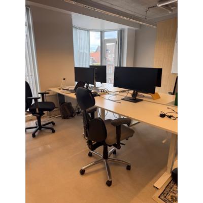 10 witte bureaus met stoelen