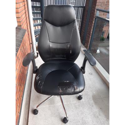 twee confortabele bureaustoelen 