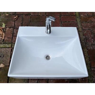 wastafel met kraan en hangtoilet