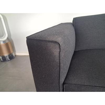 2 1/2 zits bank. Antraciet. Design on stock.