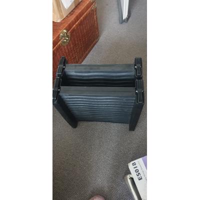 3 persoons inklapbaar stapelbed, kledingkast, cd kast met glazendeur, instaptrap voor honden, 2x rieten zitstoelen, 