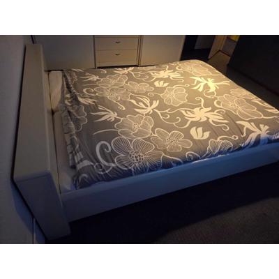 Tweepersoonsbed met lattenbodem en matrassen