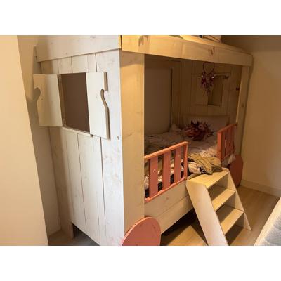 kinderbed - prachtig omhullend bed met roze tinten