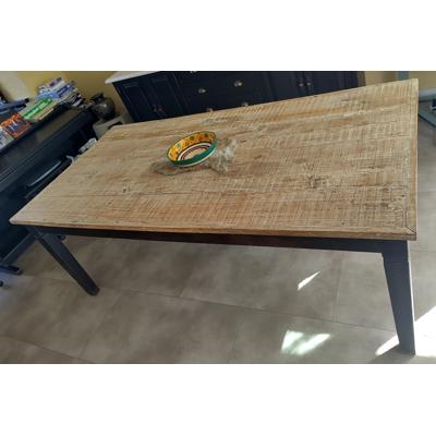 grote, rustieke eettafel, donkere poten, licht blad