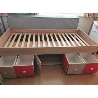 Stevig bed met veel opbergruimte 