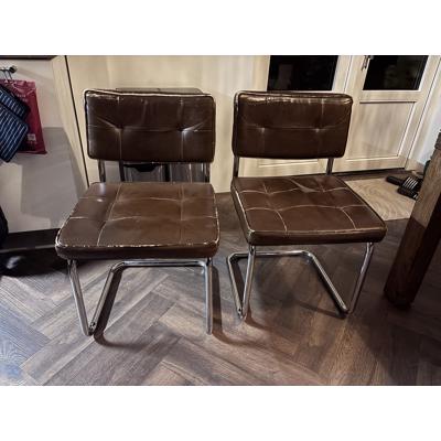 Twee eetkamer stoelen 
