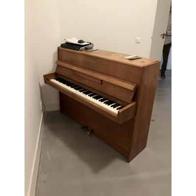 Piano.  Oud maar degelijk