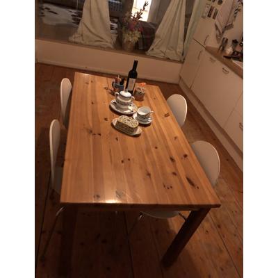 Houten eettafel en 4 witte stoelen