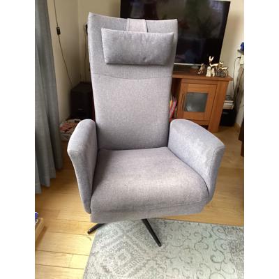 Stoel met uitklapbaar gedeelte voor de benen