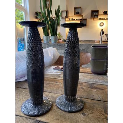 Twee keramieken kandelaars