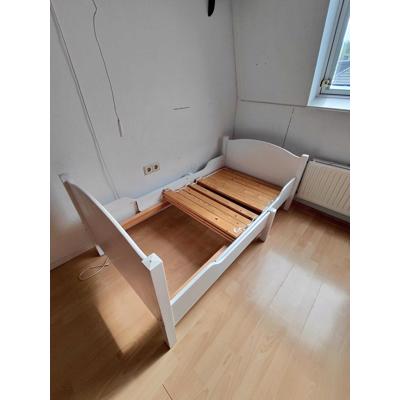 Grenen kinderbed dat meegroeit