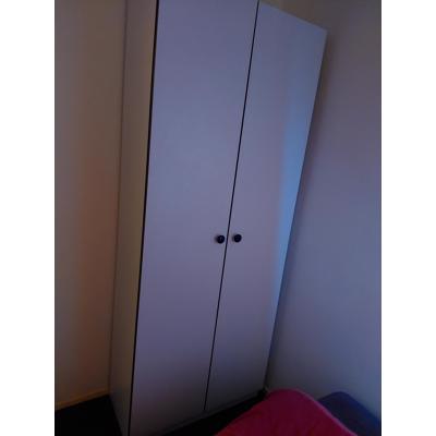 Witte kast met planken