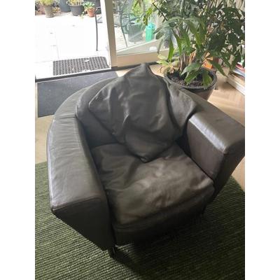 Twee comfortabele leren fauteuils