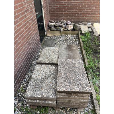 +/- 80 grindtegels van 60x40 af te halen