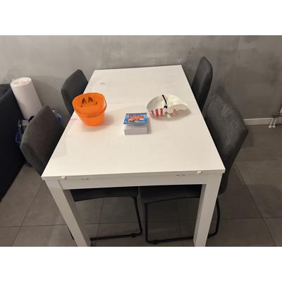 4 stoelen en 1 tafel 