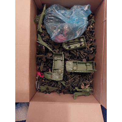 Doos vol plastic soldaatjes en voertuigen. 