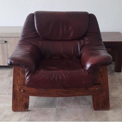 2 mooie eiken fautuils met bruine lederen bekleding