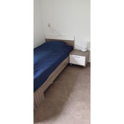 Bed, nachtkastje, kledingkast 