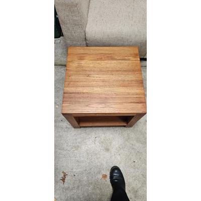 Twee teakhouten salontafels 