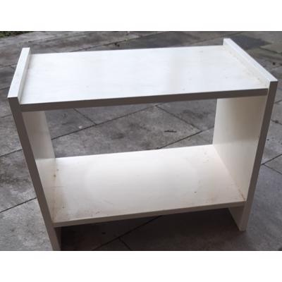 Wit houten bijzettafeltje