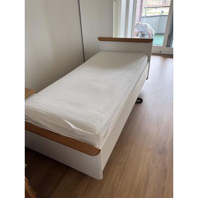 Elektrisch bed met twee nachtkastjes