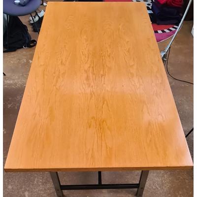 Eettafel modern staal onderstel blad beschadigd