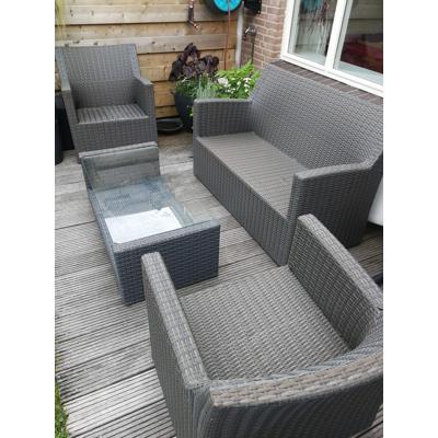 Bank, stoel en tafel voor in de tuin