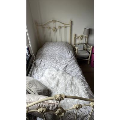 1 persoons bed met nachtkastje 