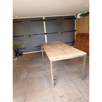 Robuuste houten tafel met metalen onderstel