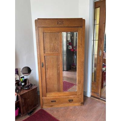 Houten kast met spiegel , schappen en lade