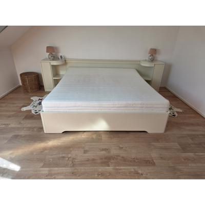 Nette tweepersoons bed 