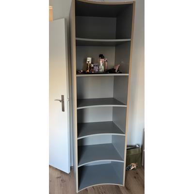 Lichtgrijze houten kast