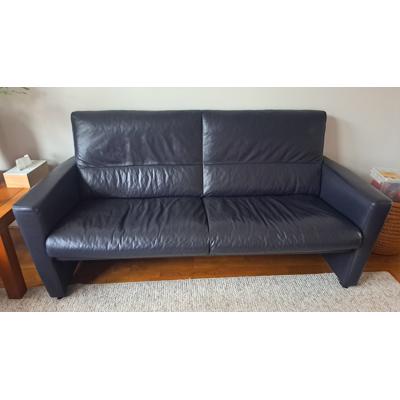 Donkerblauwe leren bank, met poef