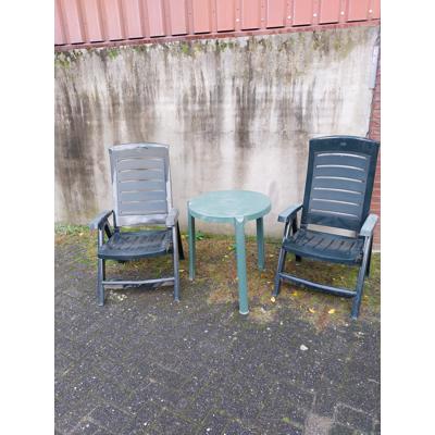 2 stoelen en tafel 