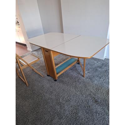 tafel uit/inklapbaar aan beide kanten 170x85 met 4 klapstoelen