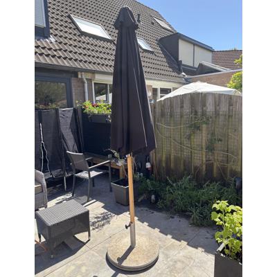 Parasol inclusief betonnenvoet