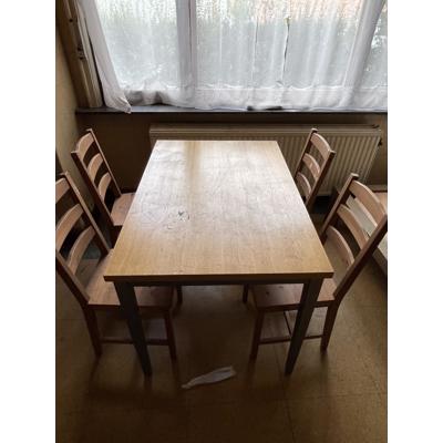 Houten tafel met 4 bijhorende houten stoelen