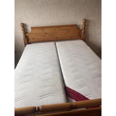 Grenen 2 persoons bed met nachtkastjes en grote linnen kast 