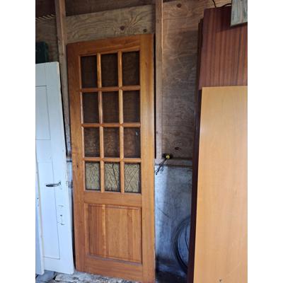 Eiken binnendeuren en kastdeuren met roedeverdeling en glas.