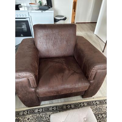 2 zit bank en stoel, Bankstel hoogte ca 87 cm, lengte ca 170 cm, diepte ca 90 cm  Op het bankstel zit een klein slijtplekje  Stoel hoogte ca. 87 cm, lengte ca. 95 cm, diepte ca. 90 cm,