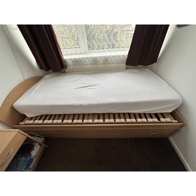 1 per bed matras met lattenbodem onder kant 3 laden moet zelf demonteren 