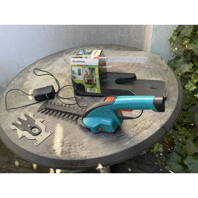 Accu Buxus snoeischaar bladlengte 20cm. En kleine snoeischaar.