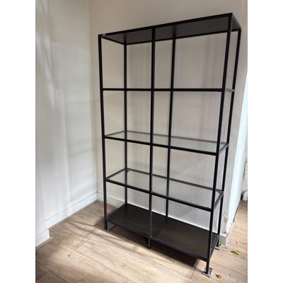 Nette open kast met glazen planken