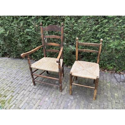 Twee stoelen met rieten zitting
