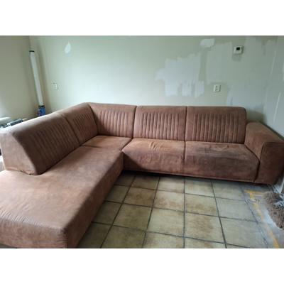 Een cognackleurige hoekbank